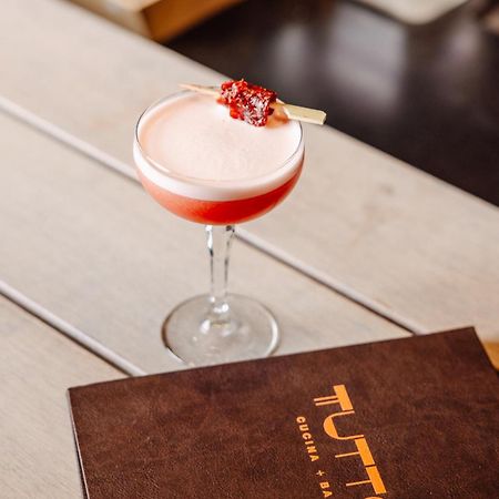 Peppers Waymouth Hotel Adelaide Luaran gambar A Clover Club cocktail