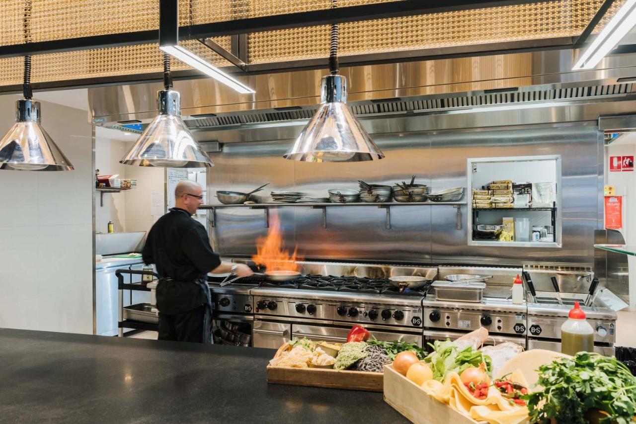 Peppers Waymouth Hotel Adelaide Luaran gambar A chef working in a restaurant kitchen
