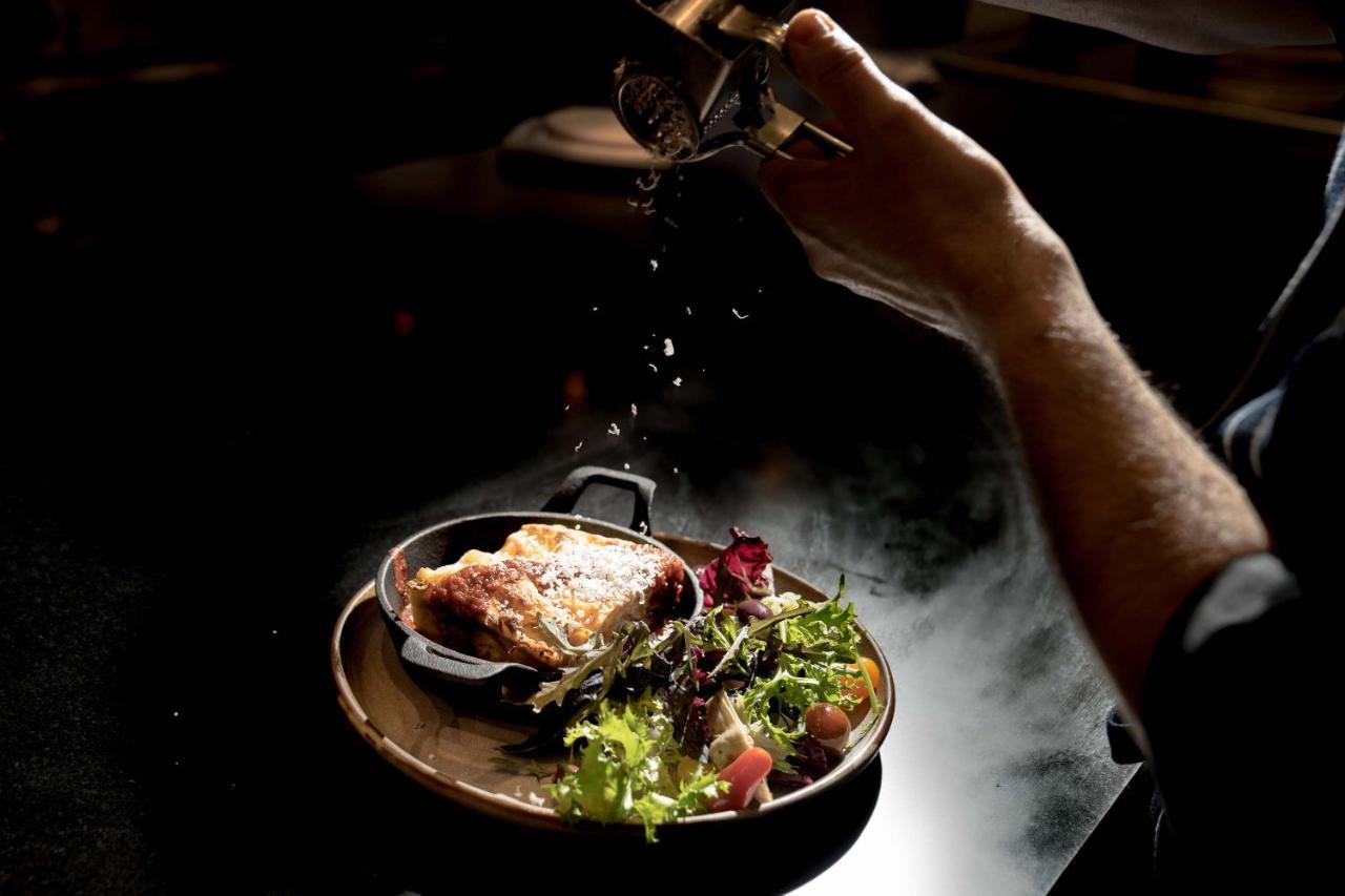 Peppers Waymouth Hotel Adelaide Luaran gambar A chef seasoning a dish