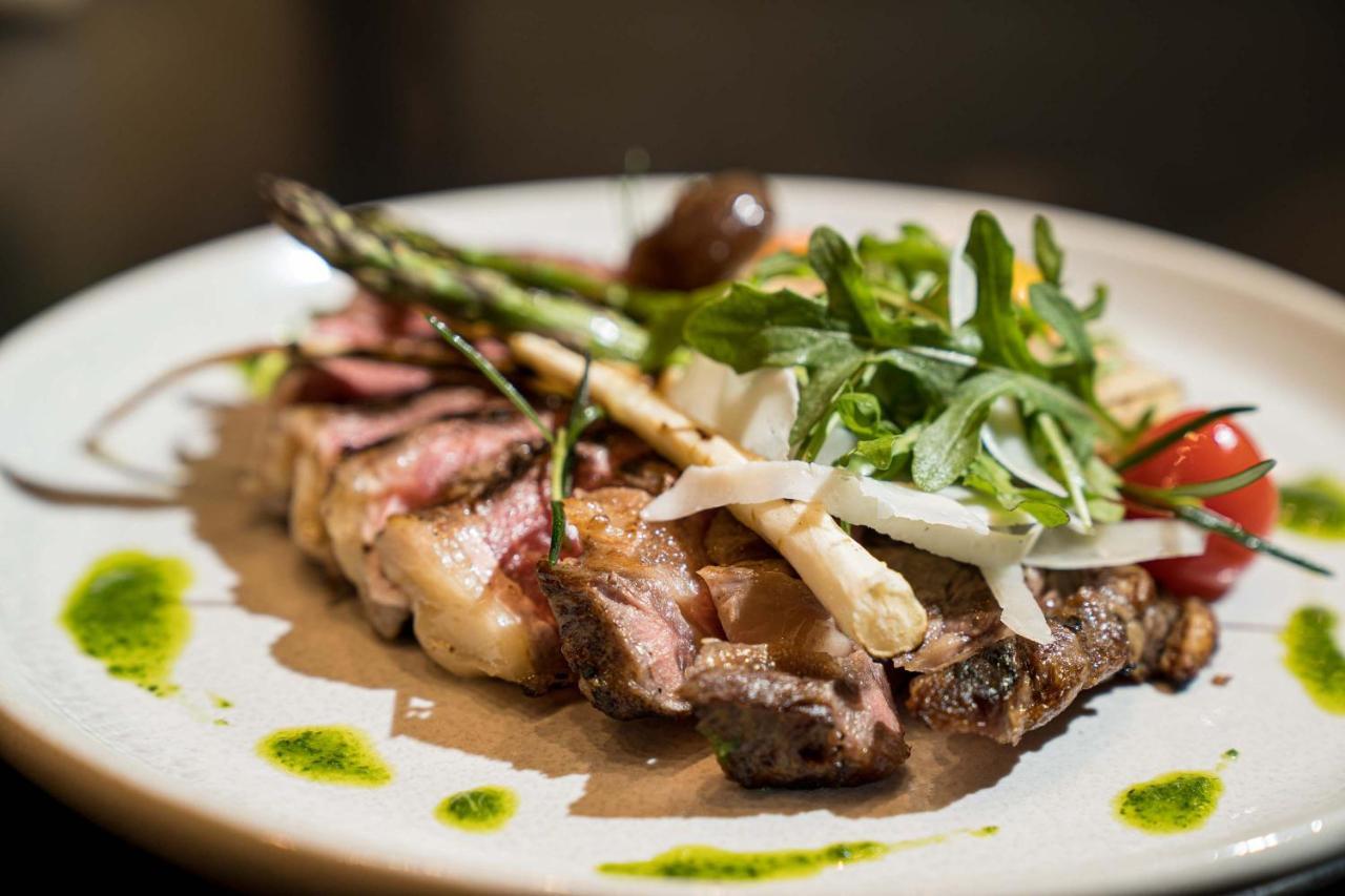 Peppers Waymouth Hotel Adelaide Luaran gambar A steak prepared with a balsamic glaze