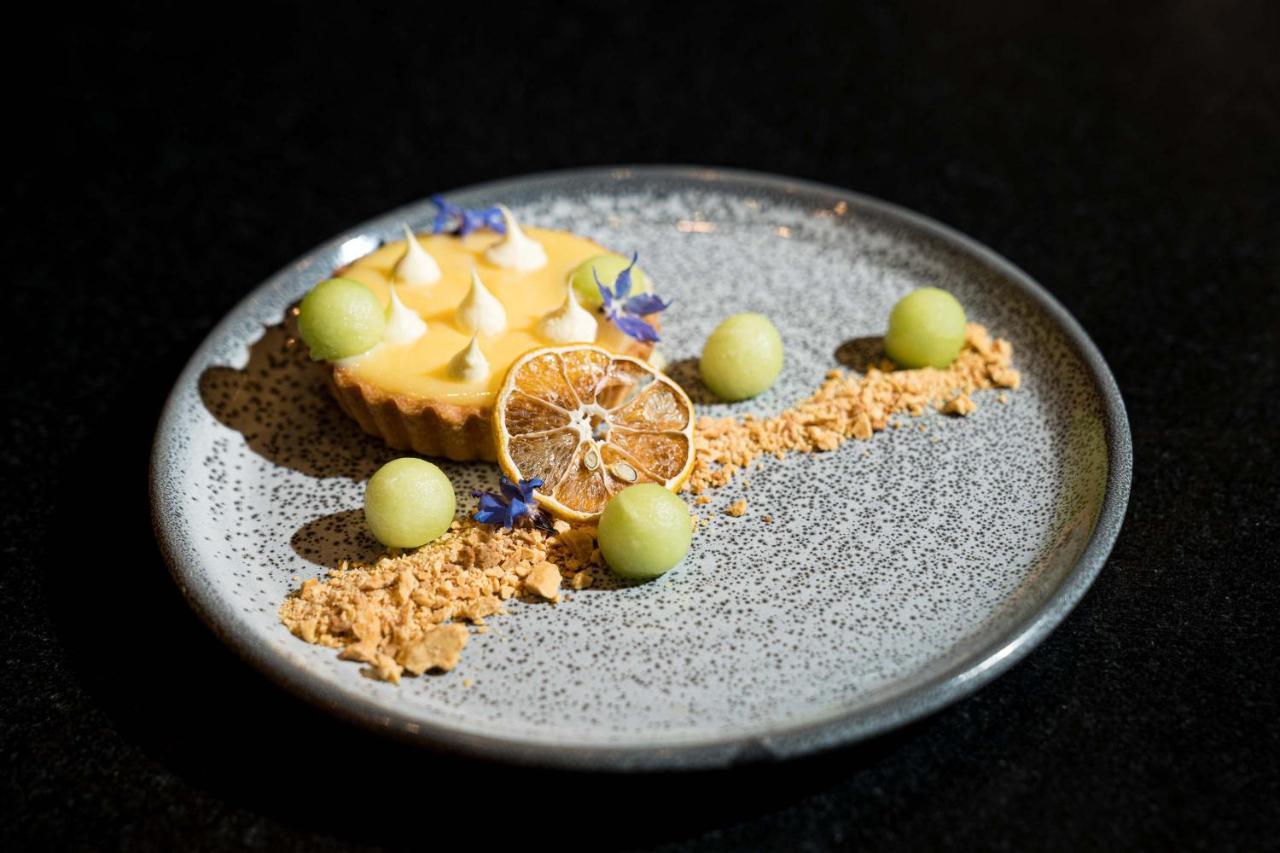 Peppers Waymouth Hotel Adelaide Luaran gambar A lemon meringue tart