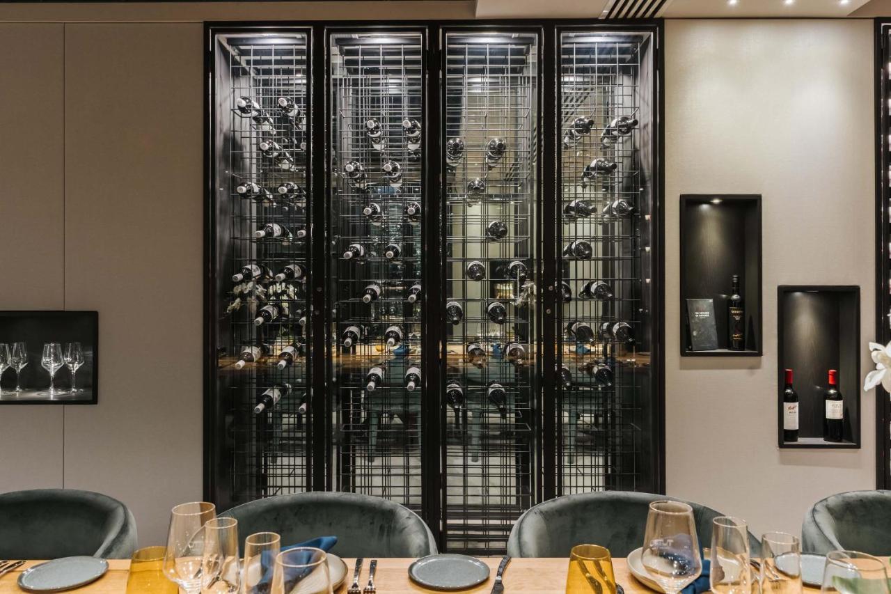 Peppers Waymouth Hotel Adelaide Luaran gambar Wine display at the restaurant