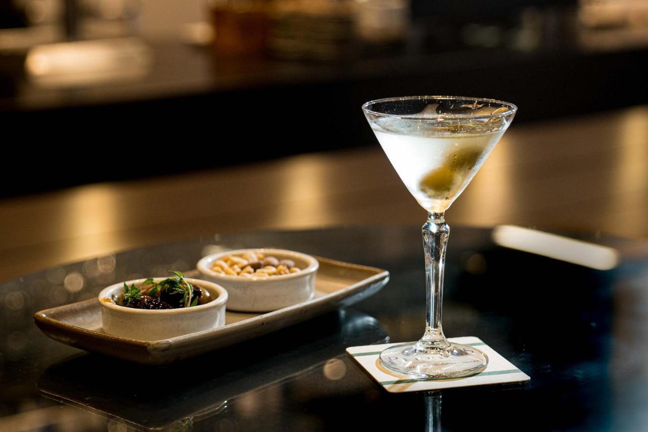 Peppers Waymouth Hotel Adelaide Luaran gambar A Vesper cocktail