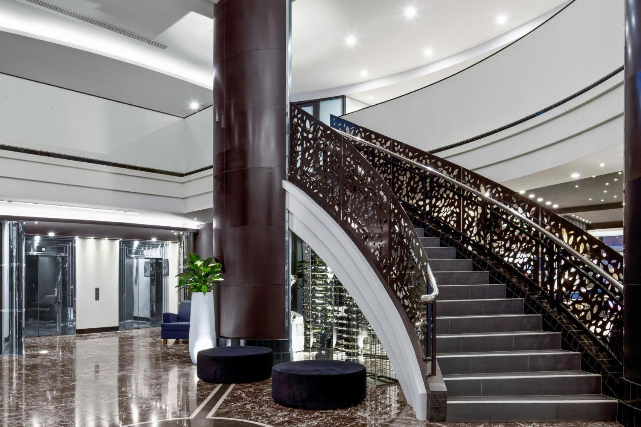 Peppers Waymouth Hotel Adelaide Luaran gambar The staircase at the lobby