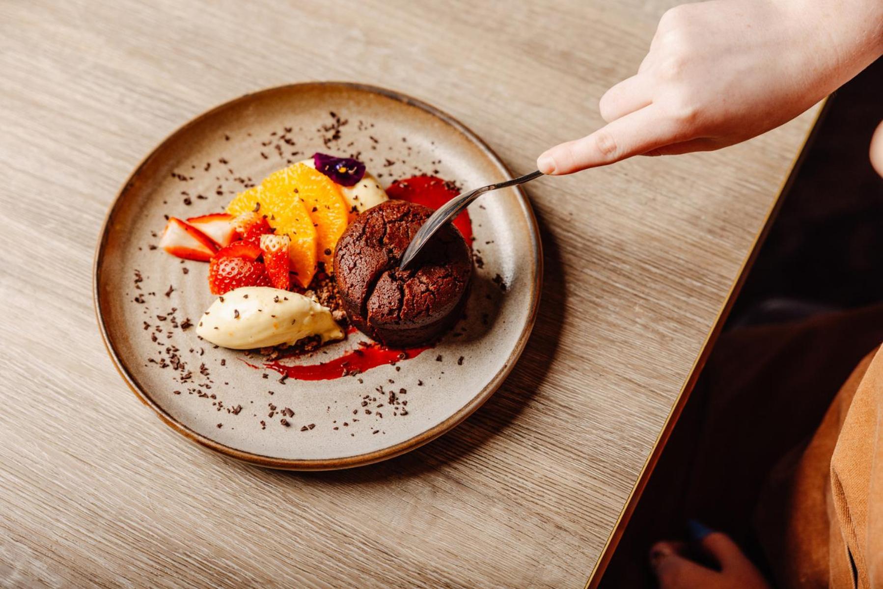 Peppers Waymouth Hotel Adelaide Luaran gambar A chocolate dessert